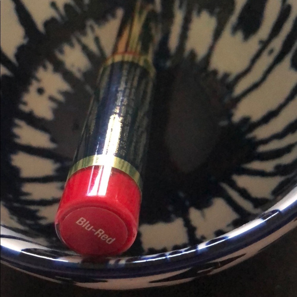 Blue red lip sense